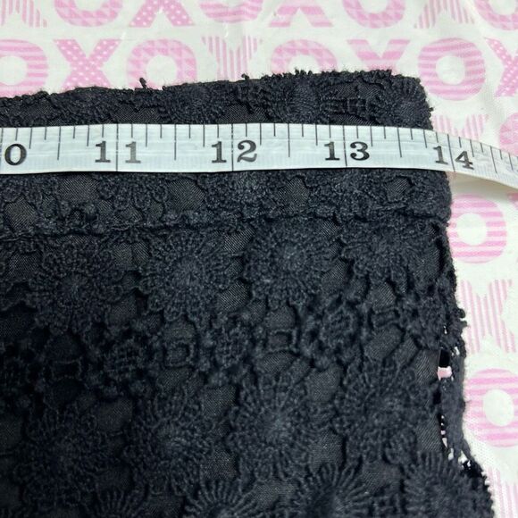 H&M Pencil Skirt Black Eyelet Lace Lined  Size 8 Straight Short Skirt, Zip Cute - Picture 2 of 5